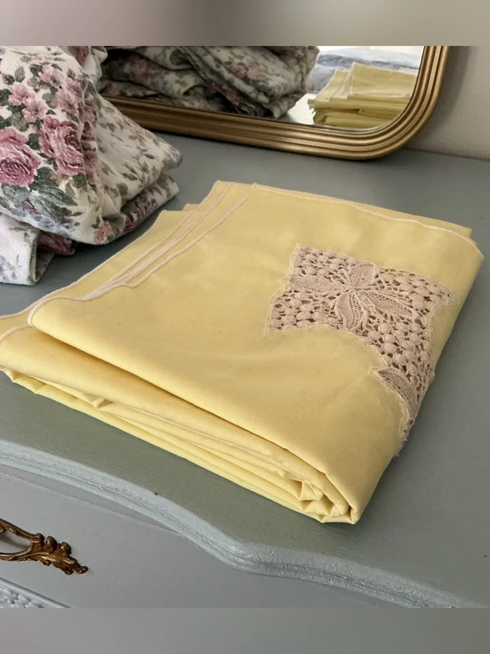 🔹 Antique Hand tatted Lace Lemon-y Linen Tablecloth